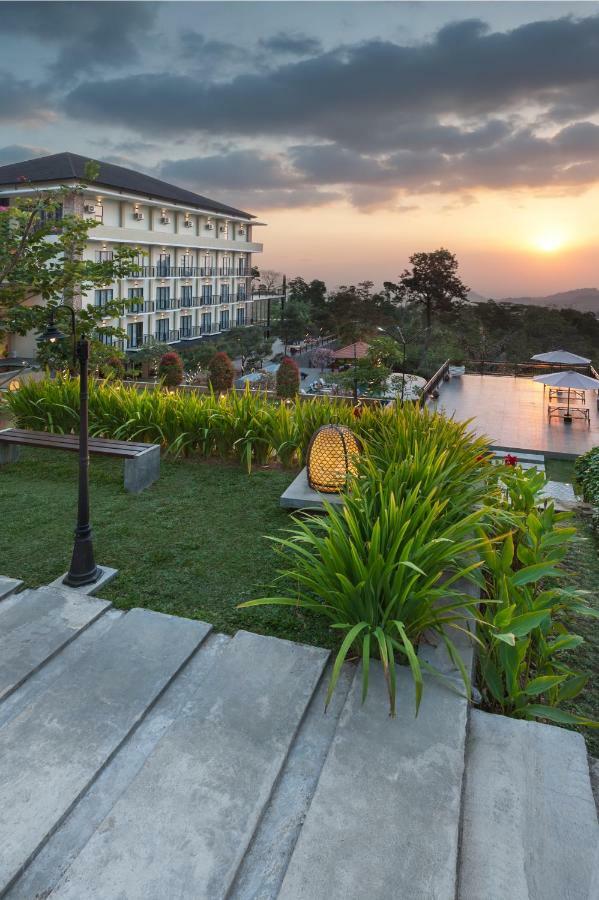Nava Hotel Tawangmangu Εξωτερικό φωτογραφία